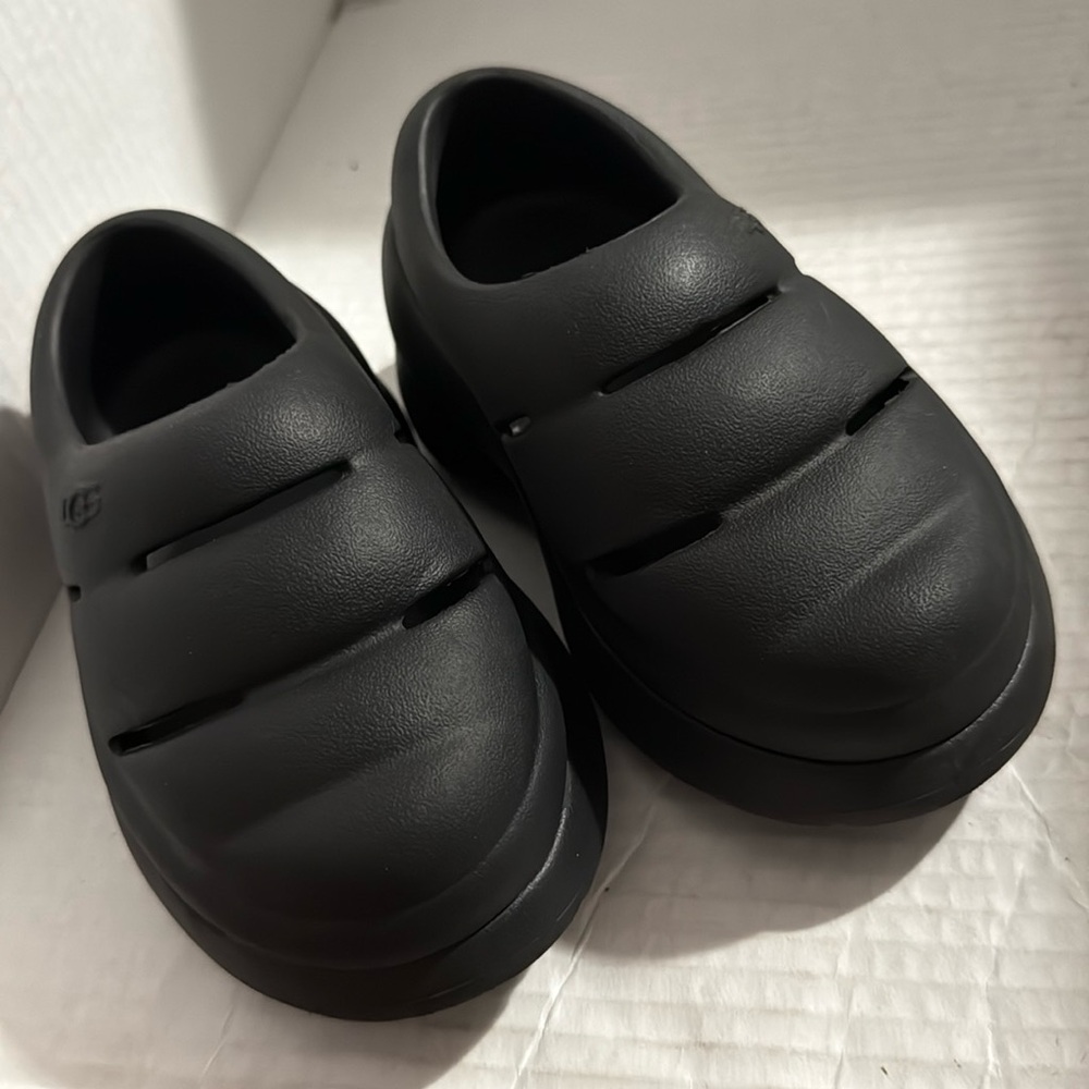 UGG/ (Ugg) Sport Year Clog Sandals Black Size: Youth 6 Unisex